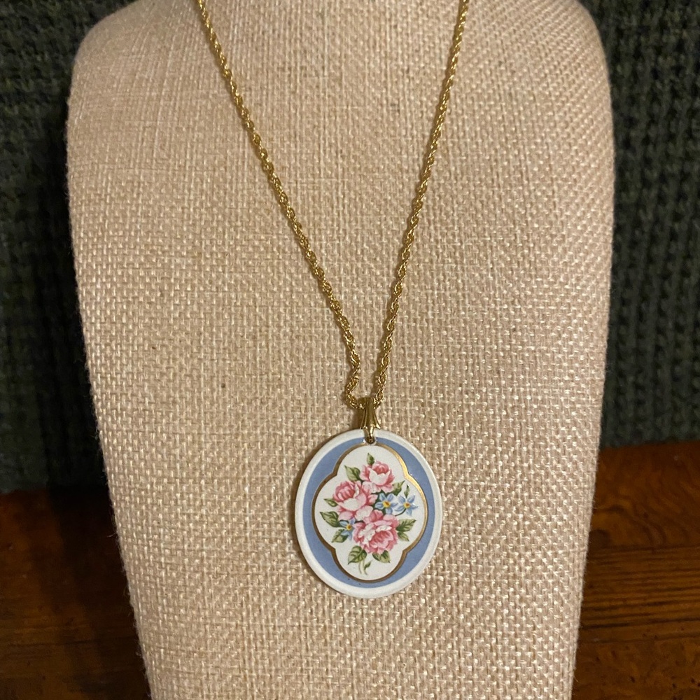 Vintage Avon Gold Tone Chain Necklace with Floral Porcelain Pendant 24”